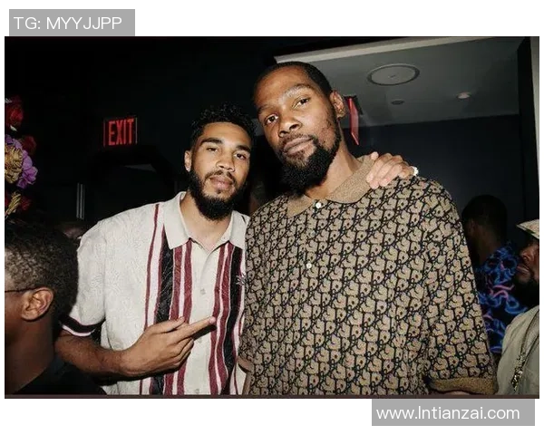 杜兰特与足球明星亲密合影展现运动员之间的友谊与激情 杜兰特与足球明星亲密合影展现运动员之间的友谊与激情