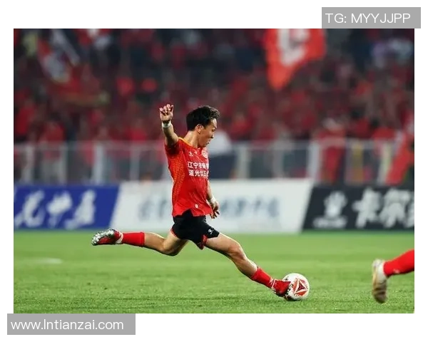 铁人足球明星的传奇故事与成就揭秘